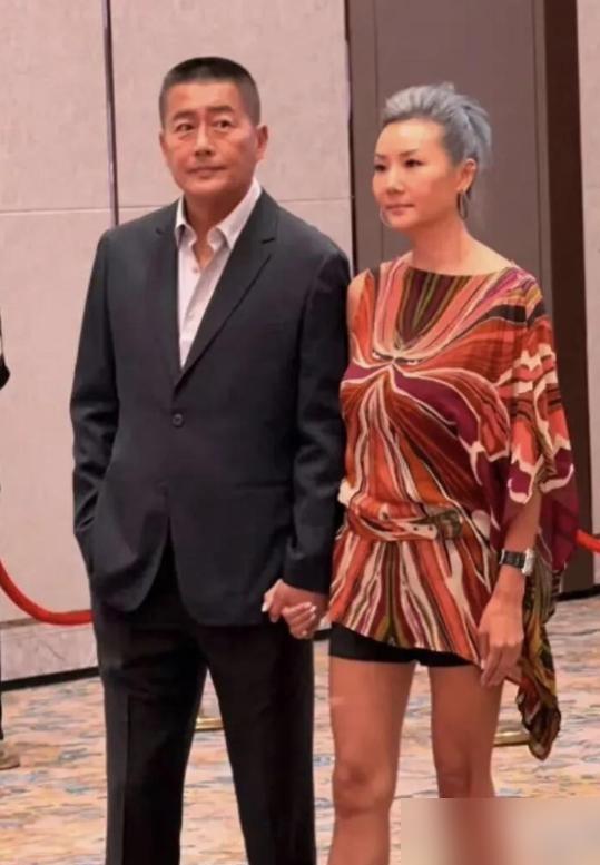 61岁的高曙光风采依旧，可他那48岁的二婚娇妻王玲，竟被网友嘲讽像他“亲妈”？