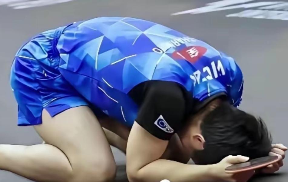 张本智和又跪了！单局被剃0比11，日本队押宝双核同时哑火，这毛病不改还得输！
