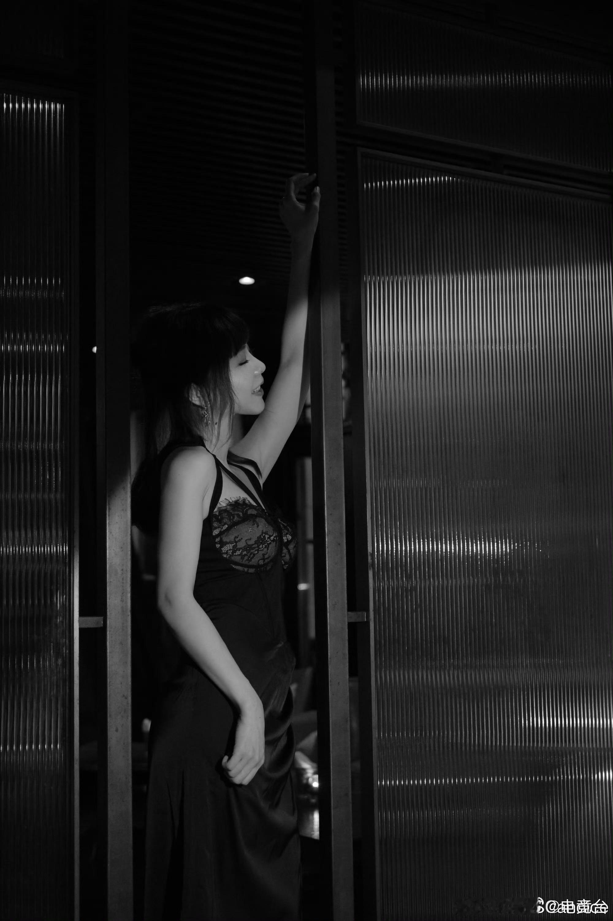 一席黑裙风韵迷人。[舔屏]余霜晒照，新发型展现别样风格。#余霜##2024lpl