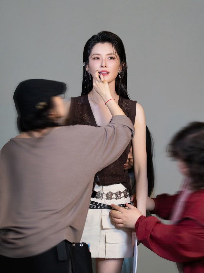 徐洁儿湿发徐洁儿背头造型造型氛围感直接封神，又酷又飒的模样格外吸睛，让人越发期待