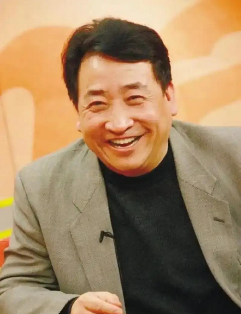 姜昆和阎学晶，这两位年近七十的老艺术家，怎么突然就集体“翻车”了？
这事儿就透着