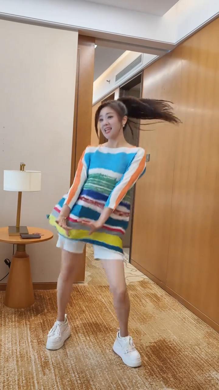 在山顶那边海底。