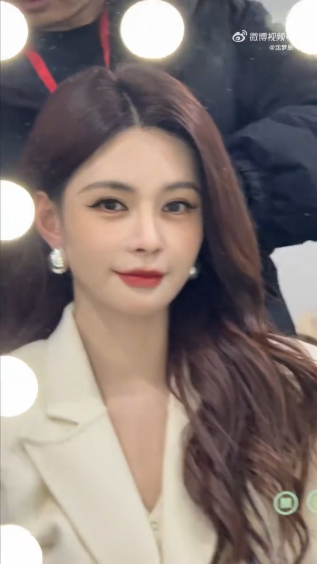 谁懂啊侧面真看不见 元宵喜乐会vlog来啦！打卡美食、后台和好友贴贴、记录舞台高