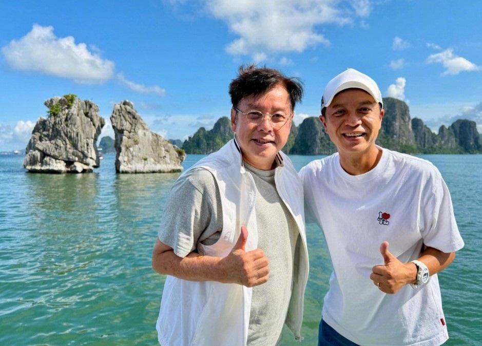 现年75岁的乐坛"校长"谭咏麟与57岁李克勤近日共赴五日四夜邮轮之旅，"左麟右李