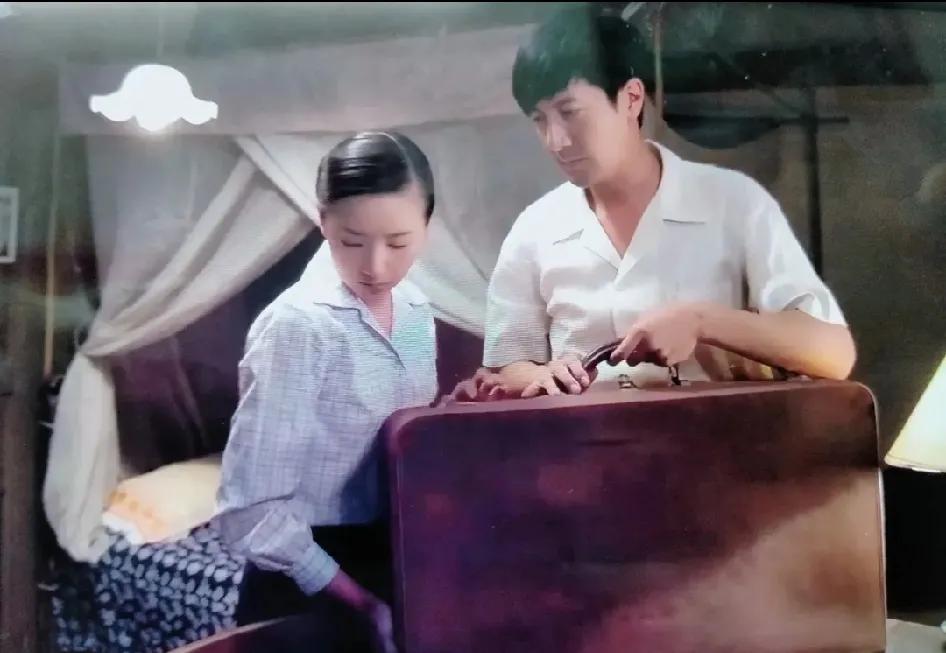 花开如梦
苏芝和邹杰离婚了
他们为什么离婚
原因就是
邹杰要和苏芝划清界限
这样