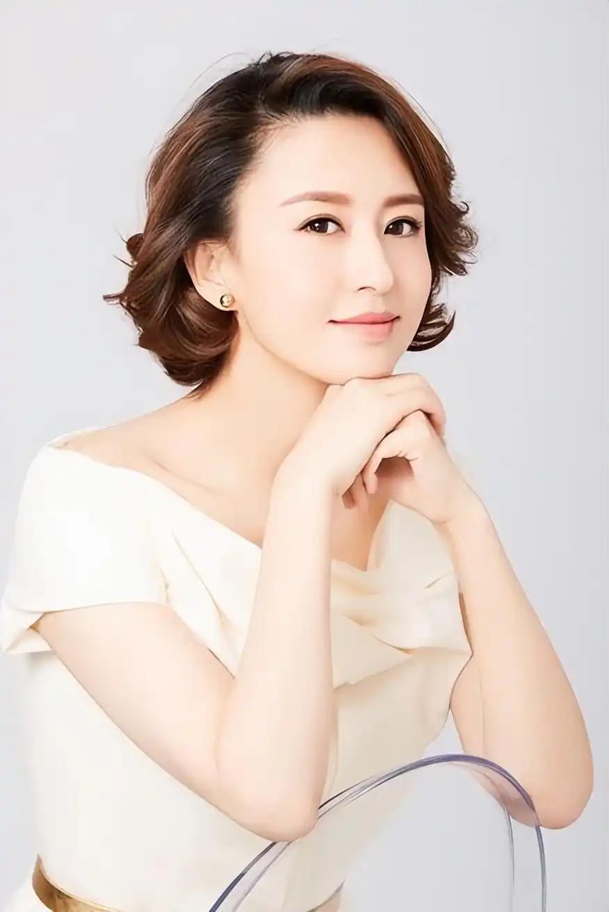 央视女主持张蕾深陷“包养四男”“嫁70岁富翁”等离谱谣言。这些毫无根据的传言肆意