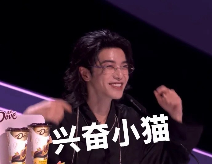 华晨宇又做评审又做导演原来这里开头的喊话是花花提议的啊，咱这是又做评审又做导演，