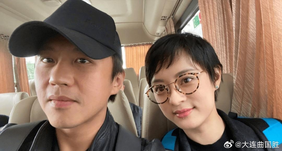 影院女厕隔间门贴男明星照片引质疑这事早有“前科”，邓超孙俪 夫妇的照片也曾作为男