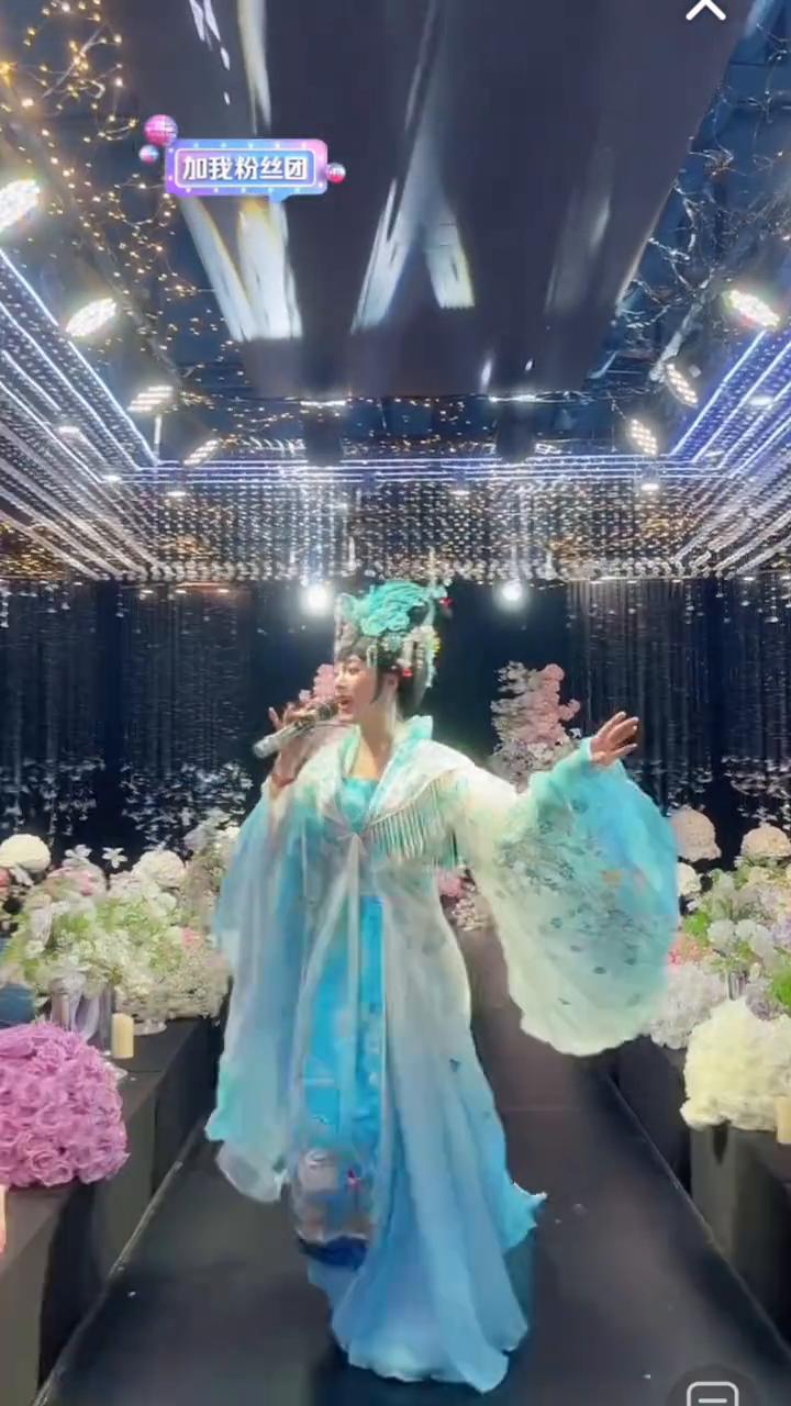 都先别吃了，掌声鼓励鼓励好不好？拍拍手。我是个女孩子，点点赞，点点关注，阿姨奶奶