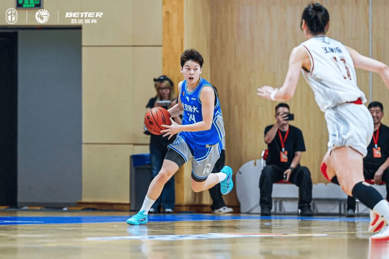 媒体人：主打年轻化！武汉女篮连签三名大学生球员