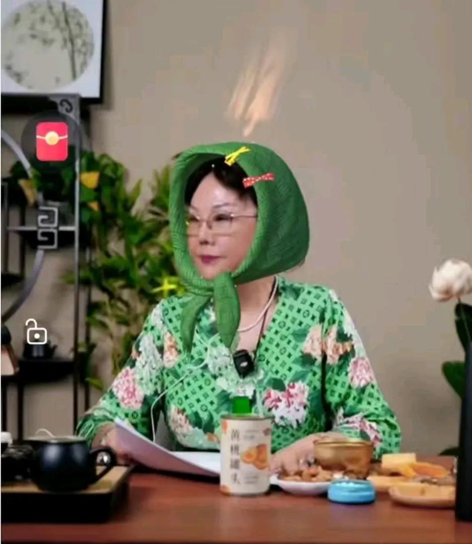 梦真为啥戴个绿头巾，穿件绿衣服就直播了。这是向杨议抗议自己被绿了吗？