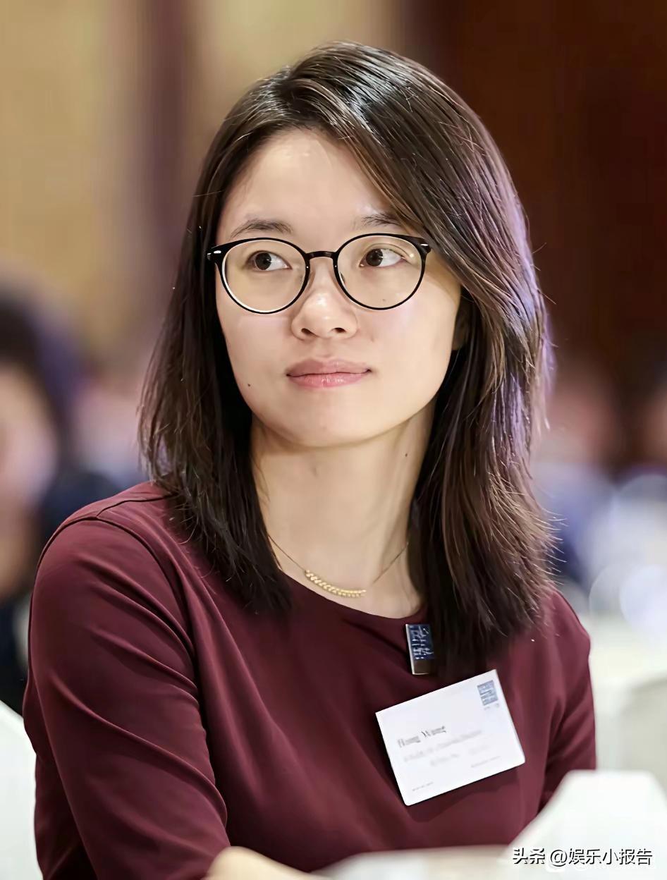 被这张照片全网刷屏了，纷纷说:“这才是真正的导师啊”
原来，这是王虹教授得奖后，