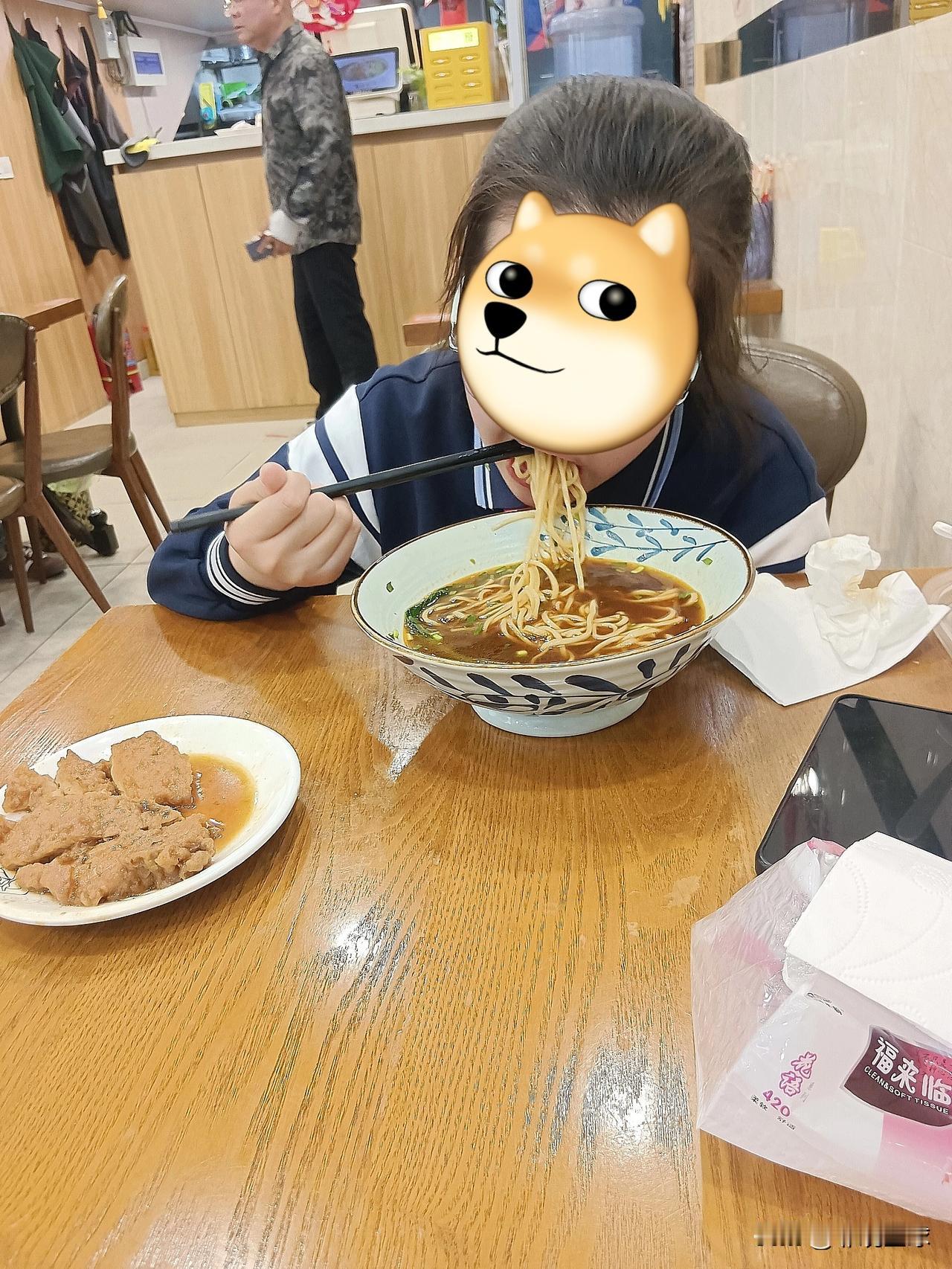 娃这两天感冒，鼻子堵得说话都瓮声瓮气，啥都不想吃，就馋楼下那家牛肉面和大排。想着