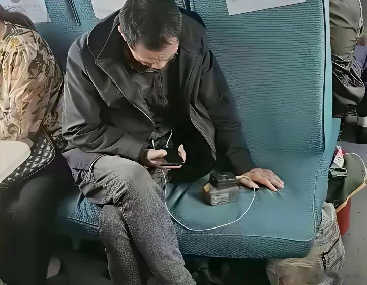 坐火车的时候拍到这位大叔他放在座位上的充电宝太吸睛了，看着和平碰见的充电宝完全不