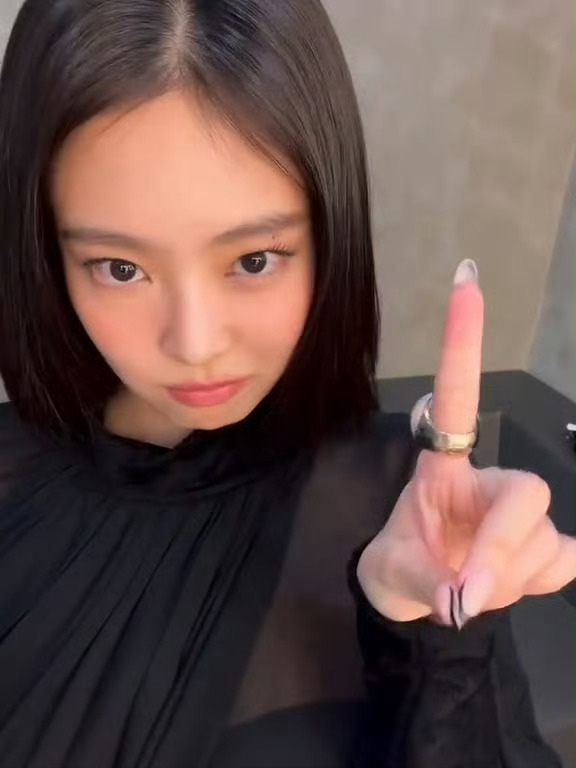 ‼️恭喜JENNIE‼️ 成为历史上第一位拥有两张专辑【首周】登上全球100多个