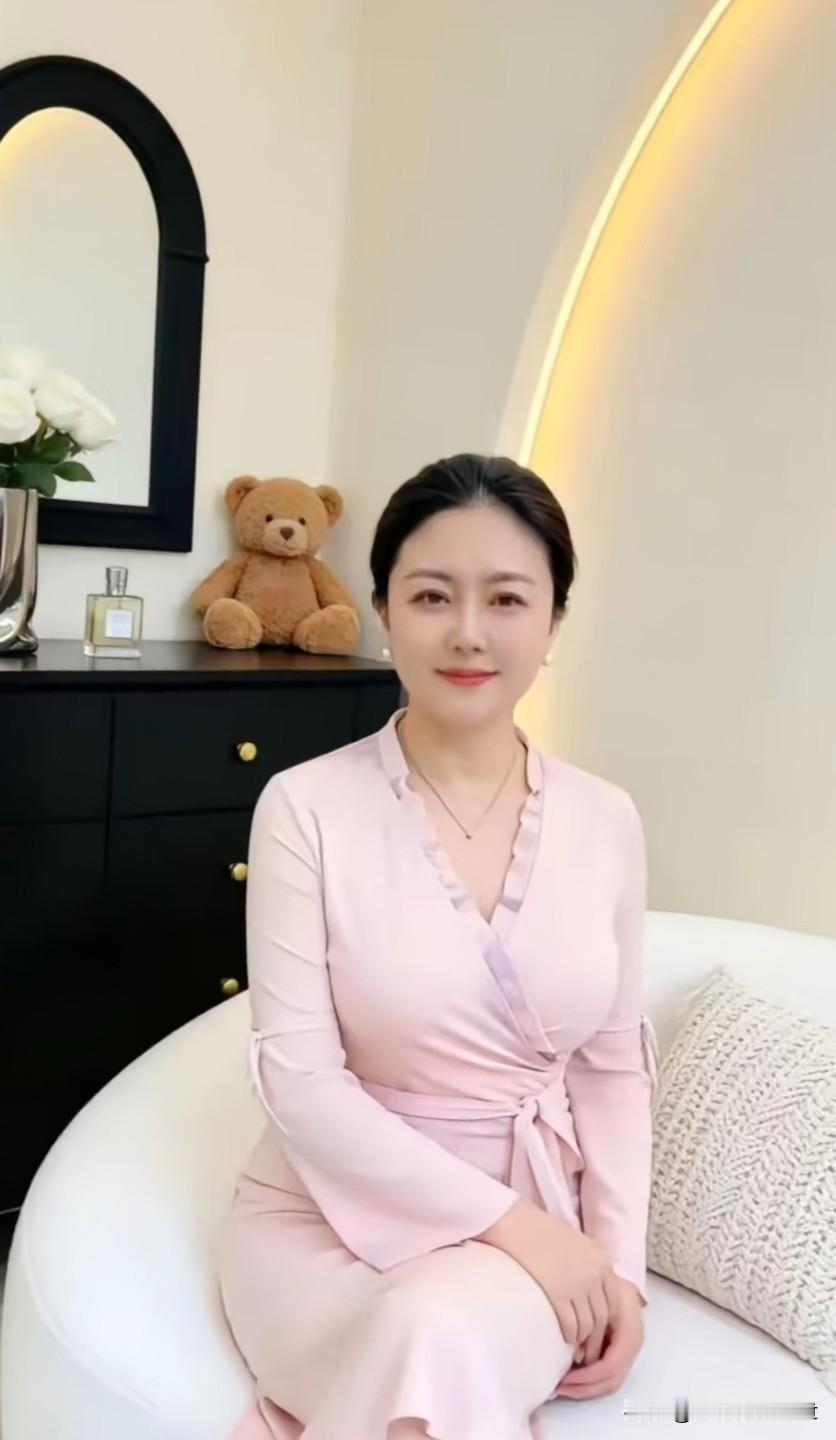 如梦令·粉衫闲坐
 
柔粉罗裙轻绾，静坐雅室温婉。
浅笑眼含春，一室温馨相伴。