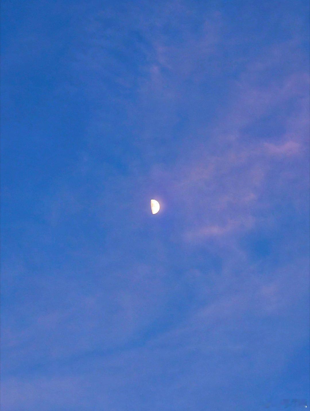 河边散步。今夜的月亮是半轮残璧削出来的篦梳，插嵌于向晚的云霞之鬓，藏匿着无数古老
