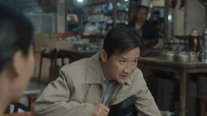 《山花烂漫时》中的铁三角代表着温暖与拼搏。在风雨中为女校奋斗的张校长果敢、周善群