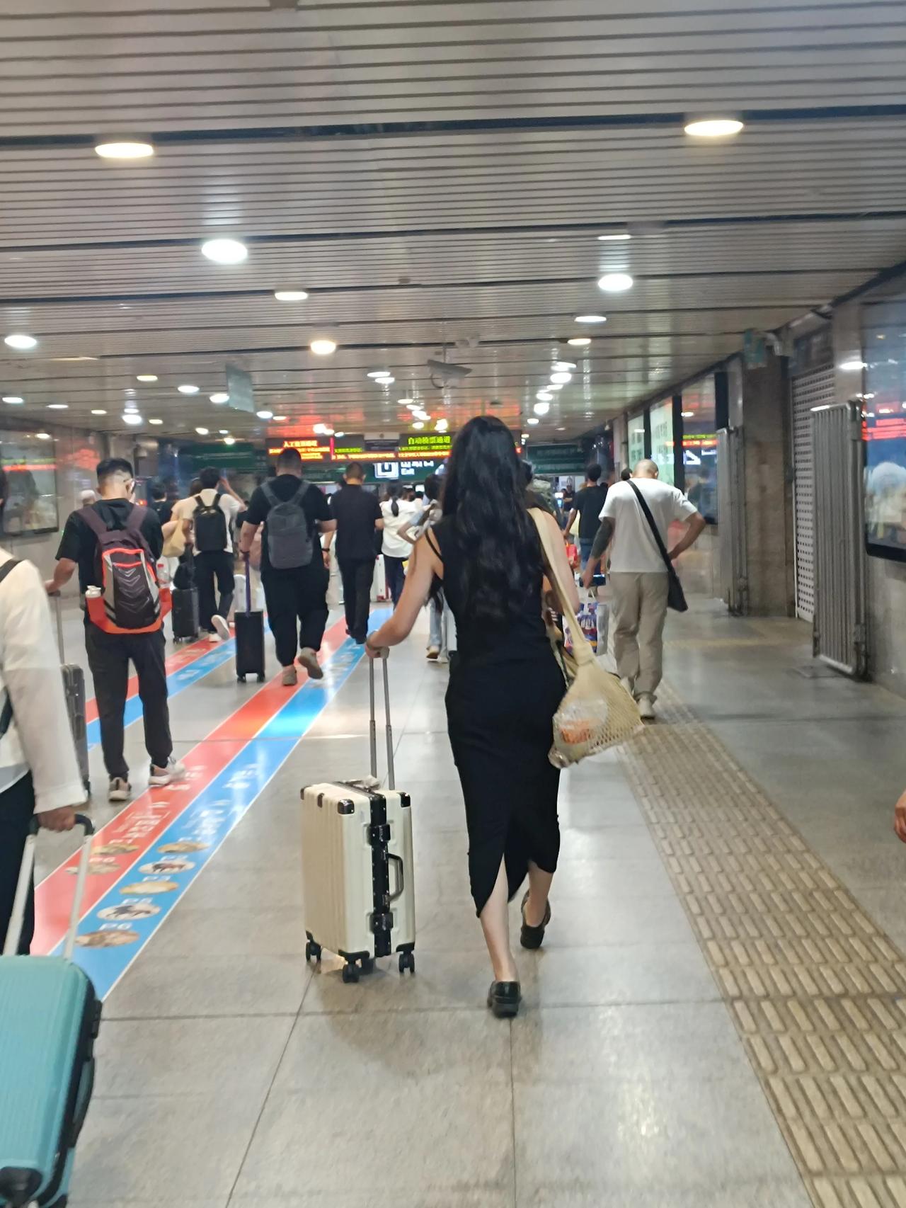 当你步入社会，就会明白长得漂亮真的是很加分的啊，真的会给你带来很多的帮助啊，相比
