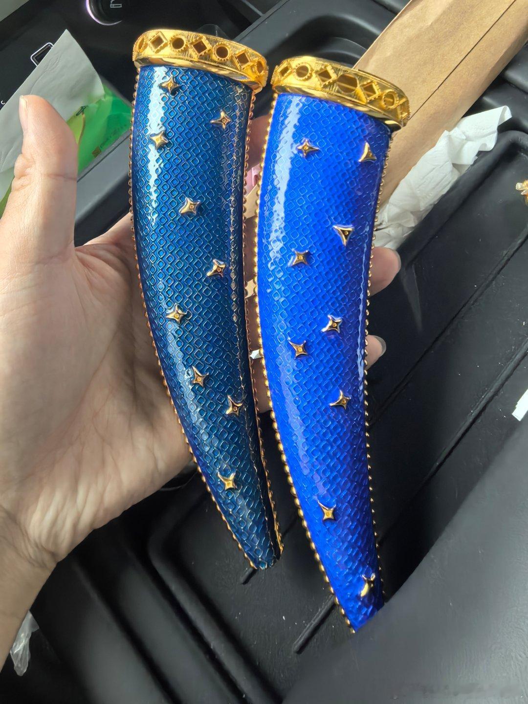 我让小哥再拍了一下你们看看是左边颜色好还是右边的颜色好最好说说理由，蟹蟹股东们[