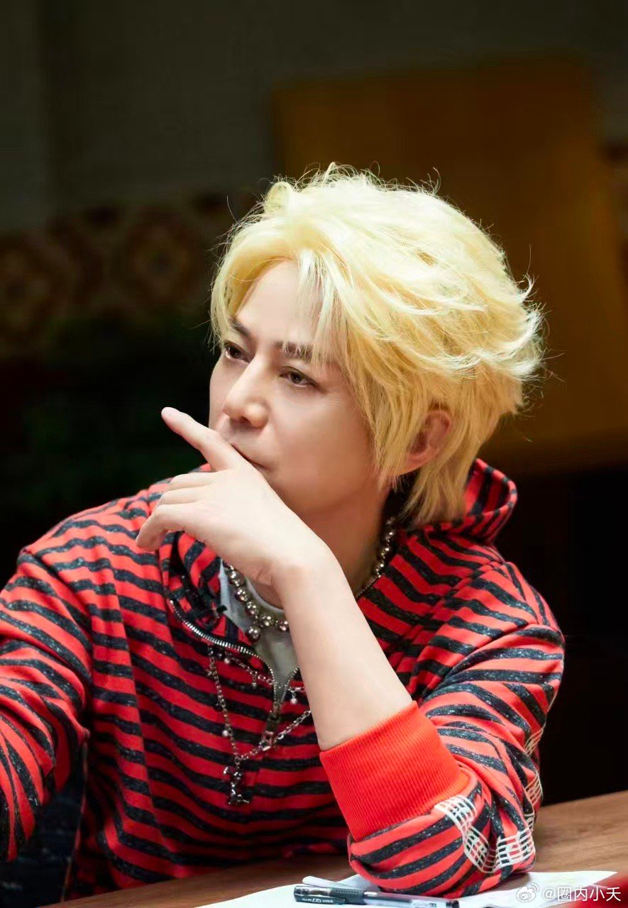 何老师淋过雨所以想为别人撑伞大侦探 没人看见的角落里，何男大悄悄做着最伟大的事。