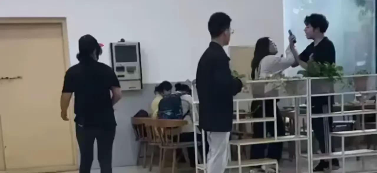 【女生先动手男生没惯着】可能是天气持续炎热，人们的性情容易倾向于烦躁不安。9月4