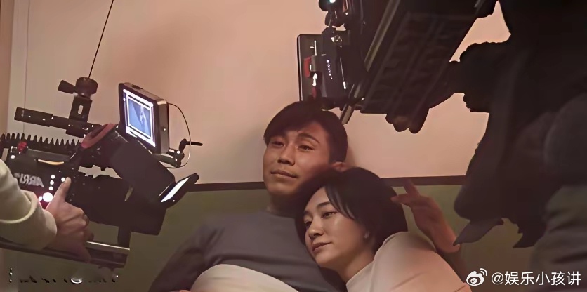 这张照片直接把“演员为什么不起生理反应”的真相给拍明白了！看后台拍摄现场：床上躺