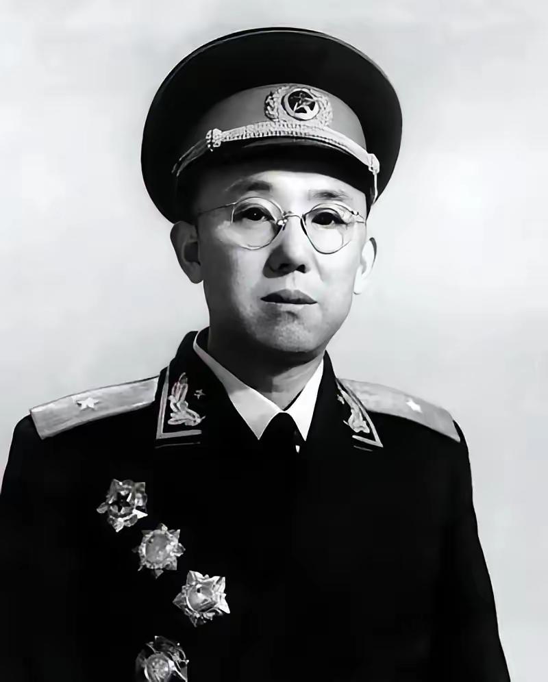 1951年，朝鲜华川大桥，美军炮弹直下，三万多志愿军被死死堵在桥头。就在大家以为