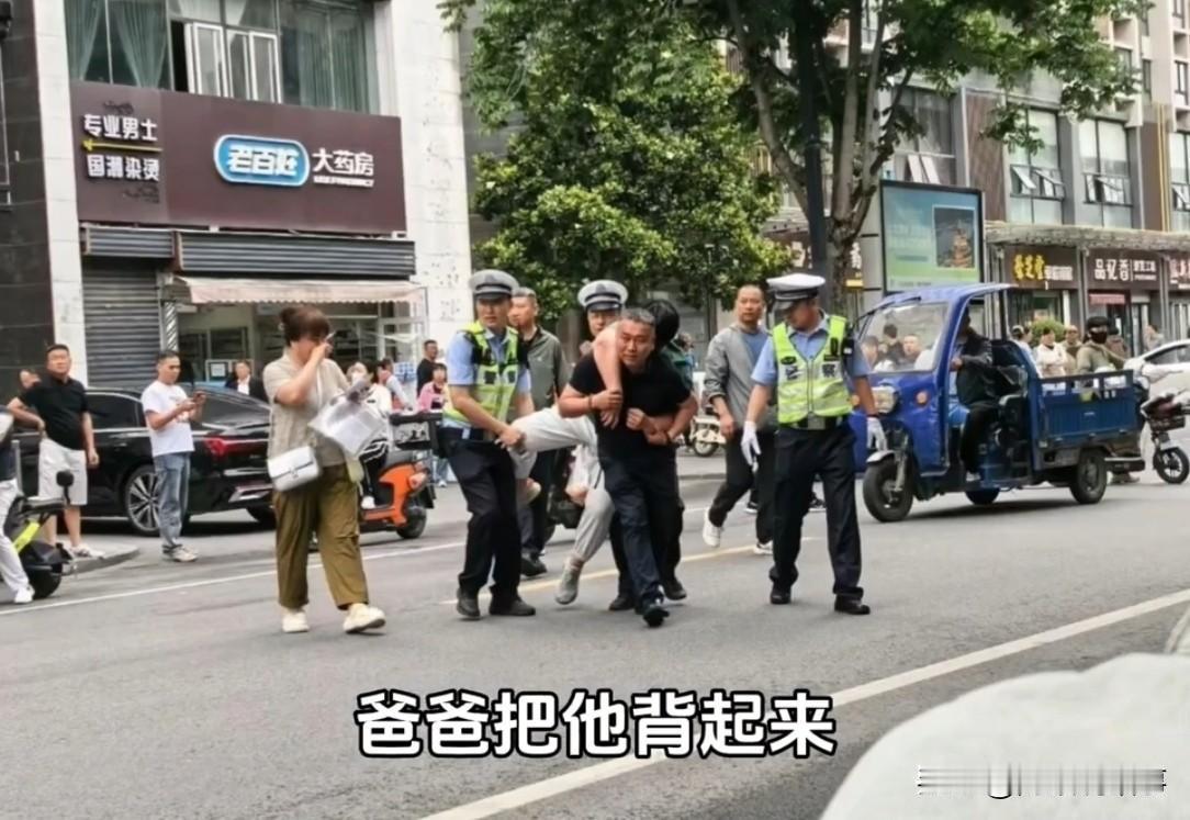 安徽一考点外，离考试只剩10分钟时，一男生突然双腿发软走不动路。他吓得眼泪掉下来