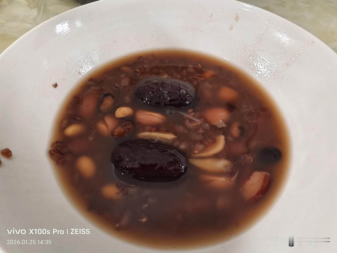 明天腊八，明天没时间做，趁着周末有空，提前熬一份喝完腊八粥。在这里提前祝大家新年