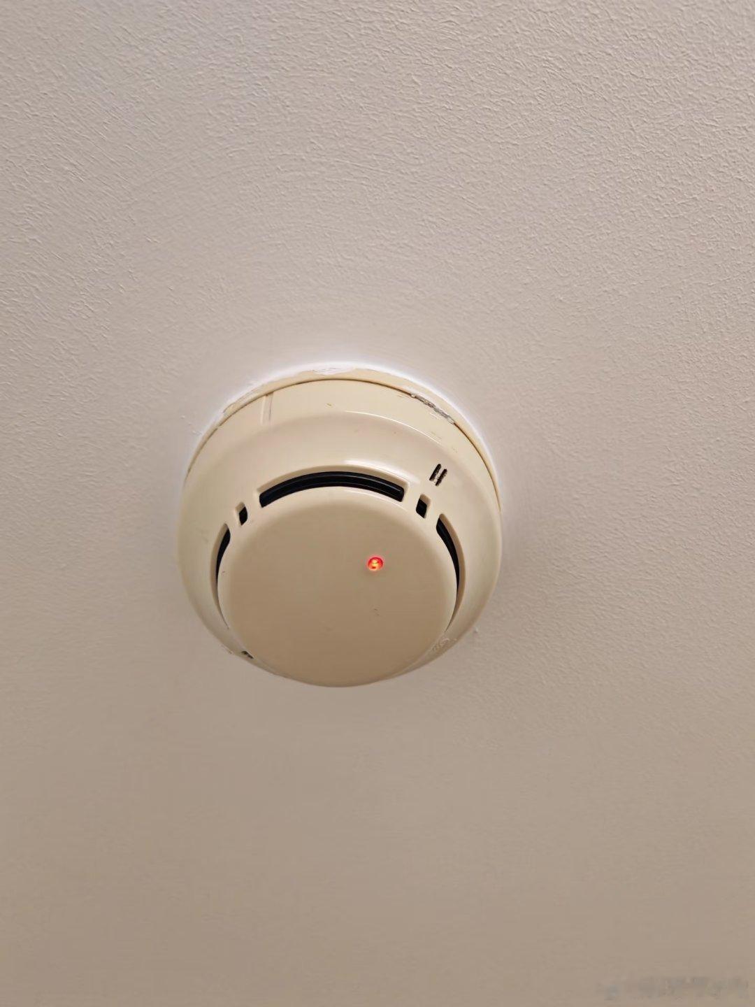 我昨天晚上就实践了我昨天晚上睡觉前突然发现房顶有红灯闪，我脑袋一懵，以为是摄像头