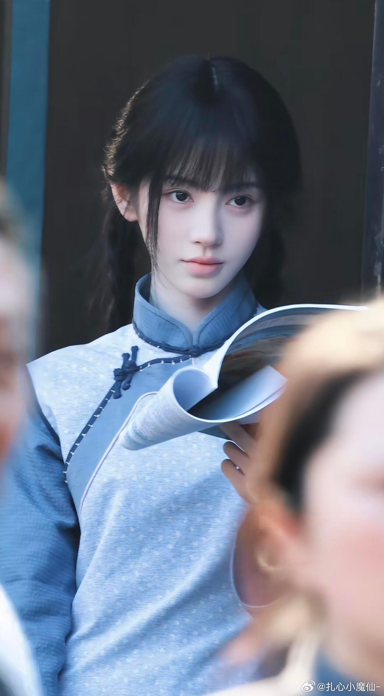 鞠婧祎，这路透给人一种表面纯白小花，其实是嗜血萝莉 