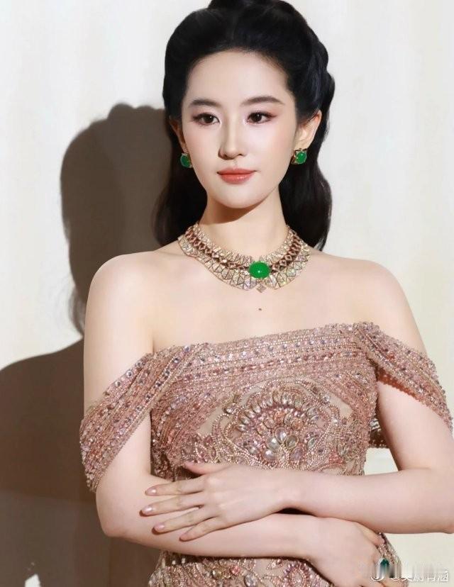 娱乐圈女明星当中，如果三选一，你会选那位是你喜欢的