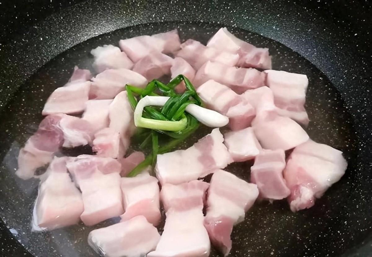 煮肉焯水时锅内总会漂起灰白色浮沫，为啥大厨建议打掉？专家解答

在我们中华烹饪的