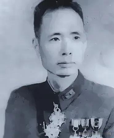 1934年，川军军长郭汝栋接到上级命令，带队追击转移中的红军。他举着望远镜望向对