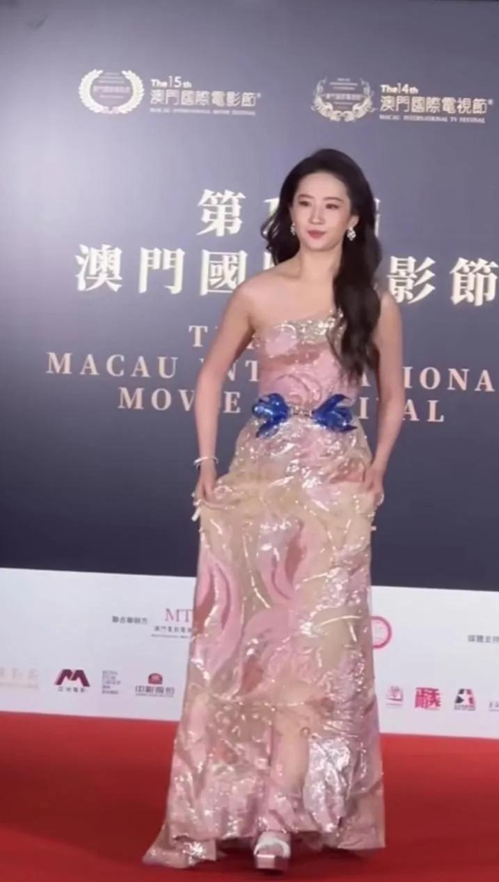 宝格丽全球代言人刘亦菲参加活动，身穿一袭露肩长裙，身姿曼妙，气质出众，面若桃花，