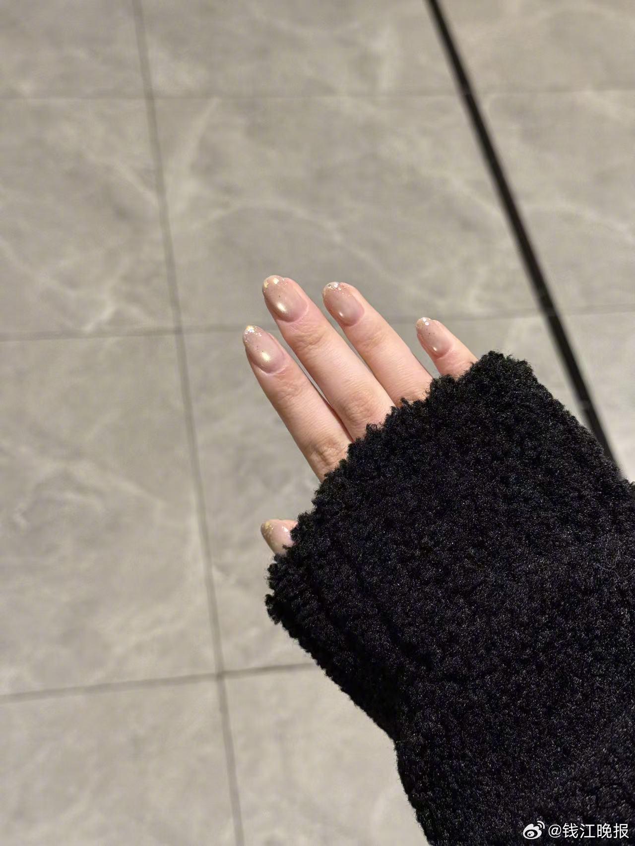 【#过年三件套开启预约模式#】美发、美甲、美睫，这被不少人戏称为“过年三件套”。