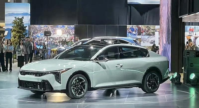 【#2024纽约车展# 全新起亚K4亮相】新车定位紧凑型轿车，将取代海外的起亚F