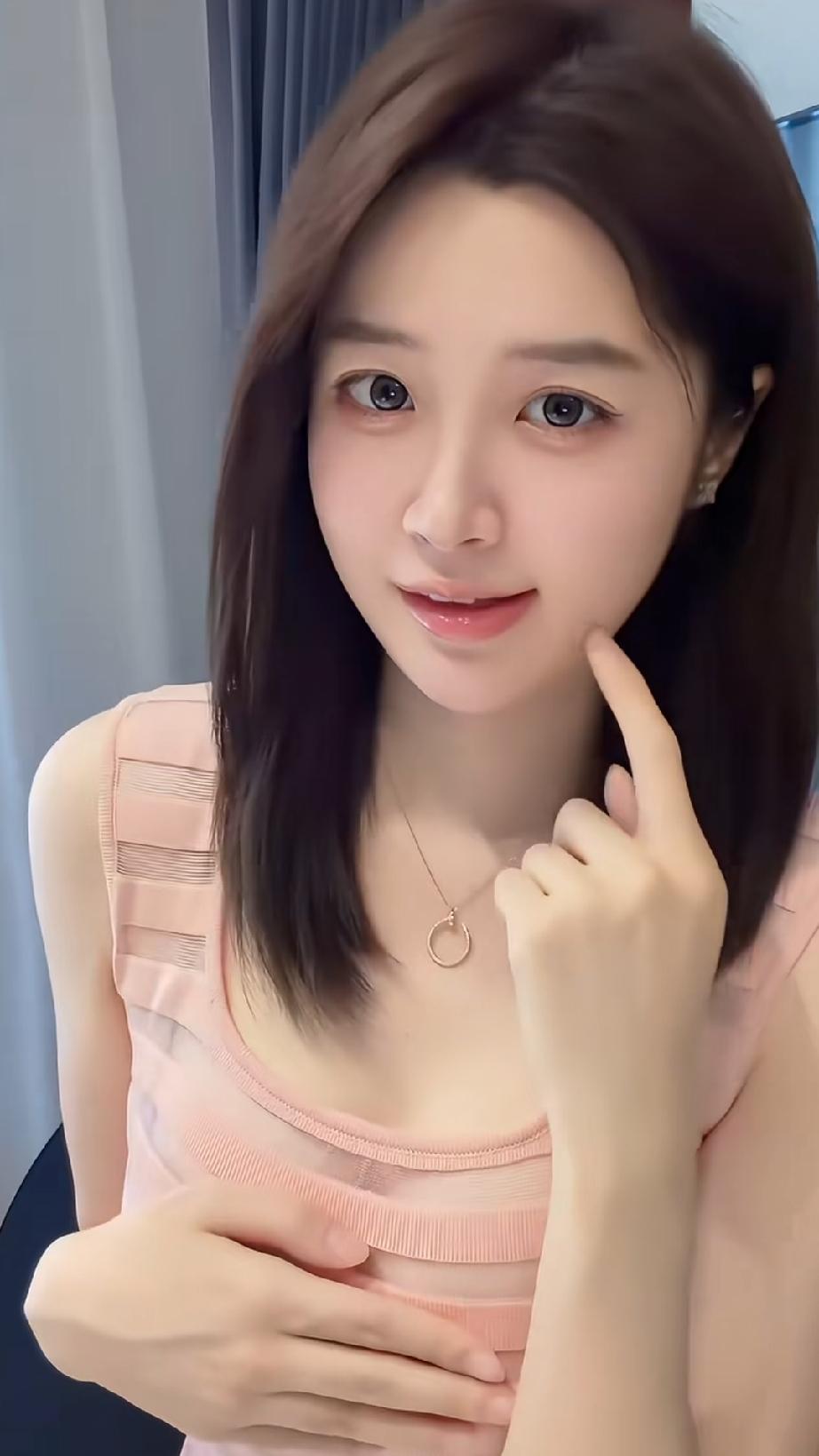 女生主动追男生能有多主动? 
很多人以为只有男生才会心动花痴，其实女生遇见心动的