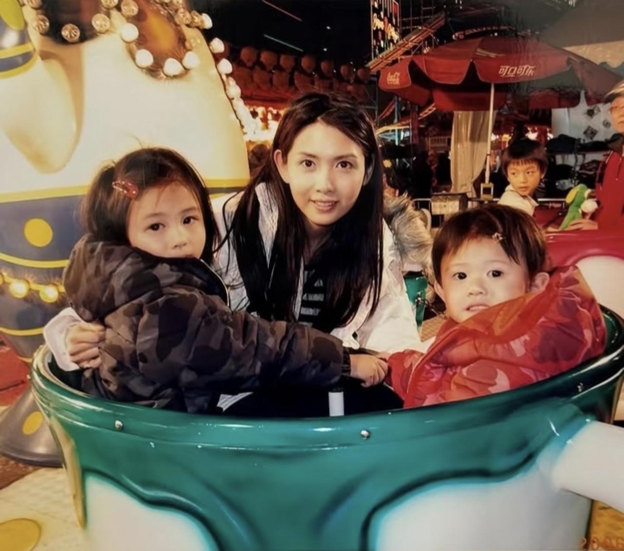 2006年，邱淑贞带着大女儿沈月，二女儿沈晨，在游乐场玩旋转咖啡杯的画面。

当