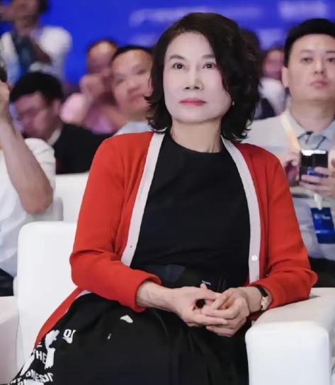 行业刚约定推铝管，格力直接把“全铜管”，印满空调箱。
 
北京、上海的家电卖场里