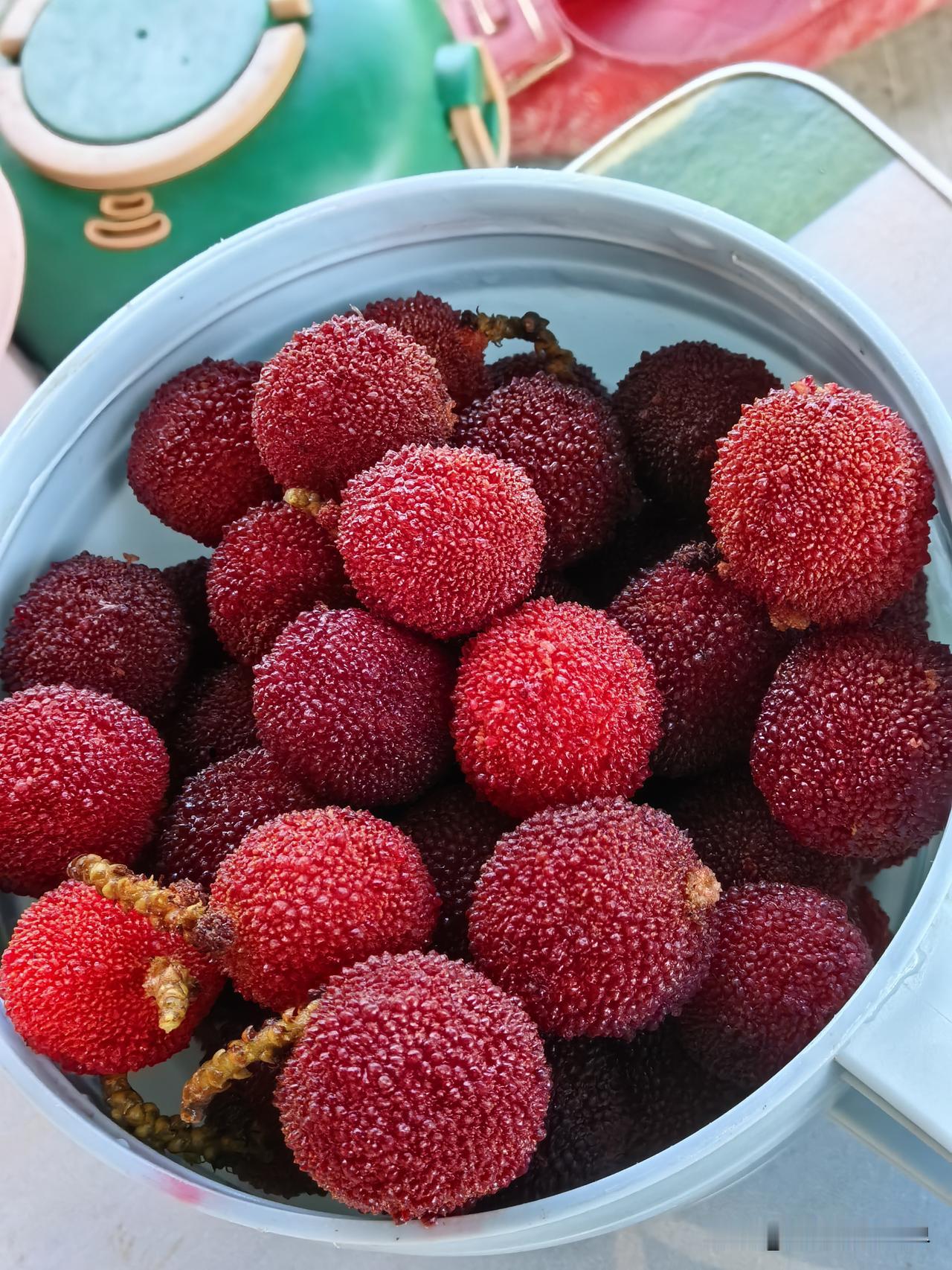 夏天怎能少得了那酸酸甜甜的杨梅蜂蜜水呢？往年7月杨梅成熟时，家人都会把杨梅制成杨