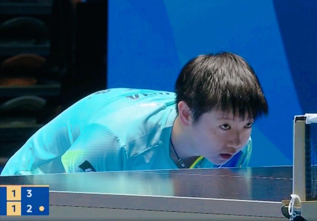 哈哈！孙颖莎肯定没热身，
第一局懒洋洋的，7:11输掉了。

第二局
孙颖莎热身