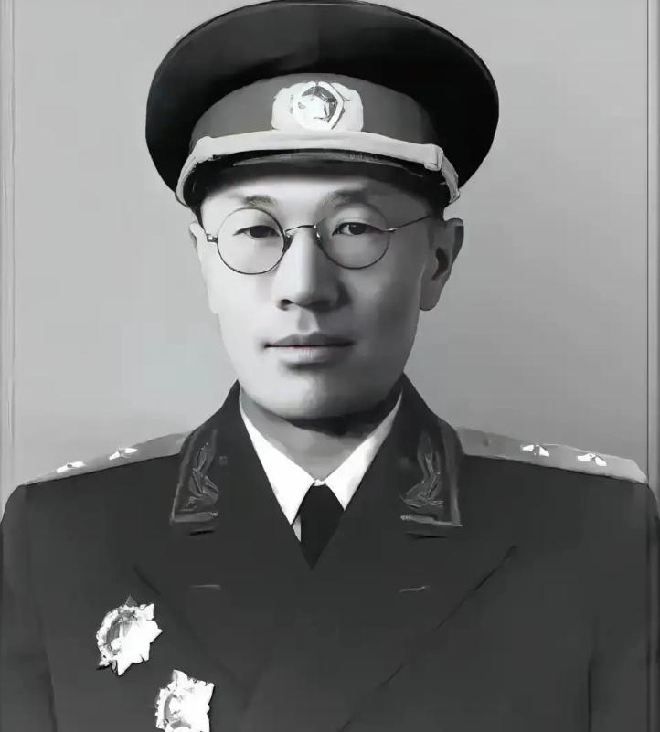 1937年南京城破，蒋介石曾亲自批条子要他死，日军悬赏要他命，他翻墙溜走，被日军