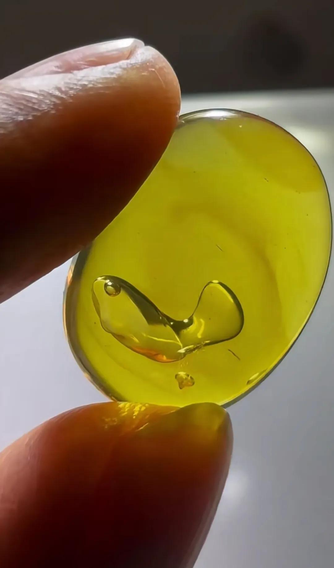 不懂就问，这里面亿万年前的水能不能喝？水胆琥珀。