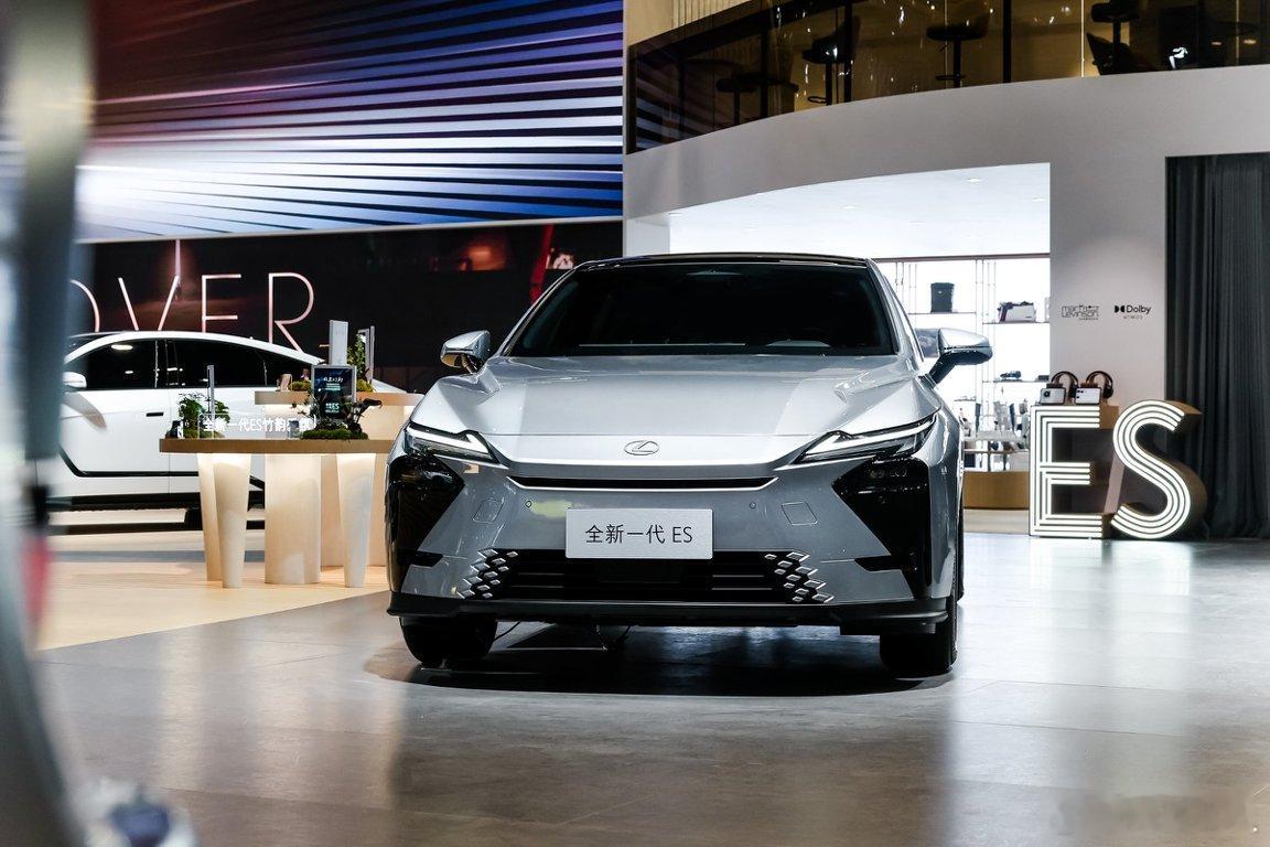 前两天北京车展，雷克萨斯全新ES300h上市了，这么谨慎保守的品牌都用了隐藏式门