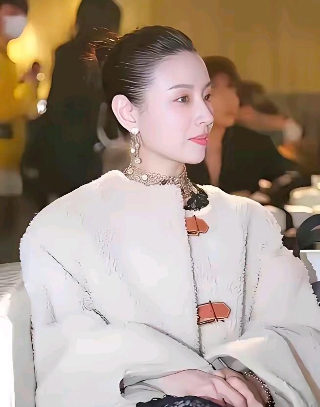 见过无数美人，唯独她的侧颜堪称天花板，鼻梁线条恰到好处，如同精心雕琢出来的艺术品