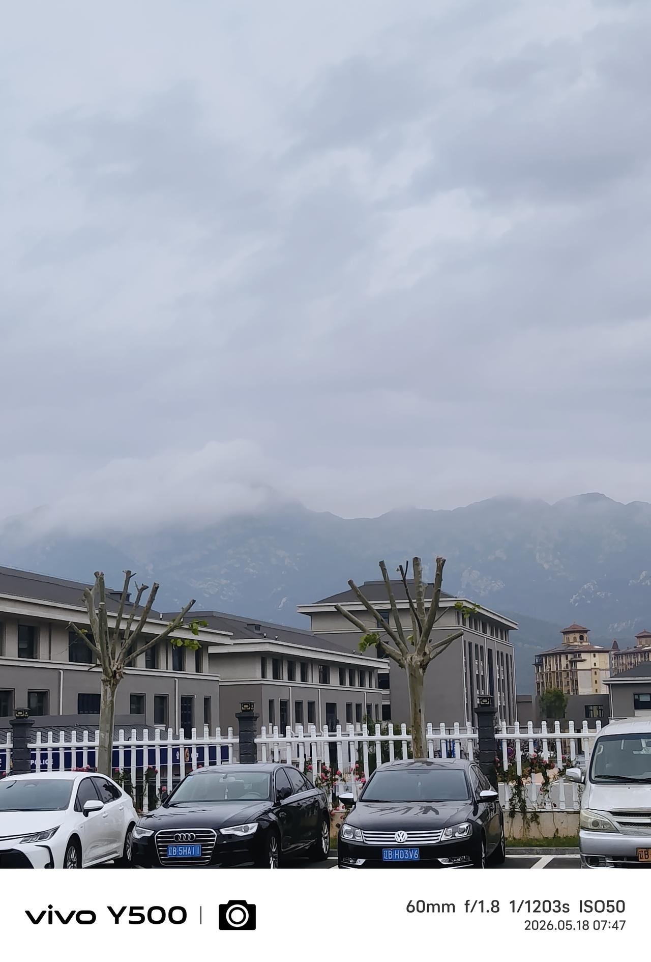 云雾缭绕大黑山
美人出浴恨无缘