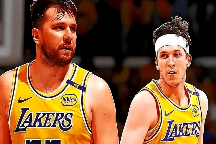 湖人客场干翻雄鹿，10胜4负稳坐西部第四，詹姆斯缺阵居然没掉梯队，这阵容深度藏都