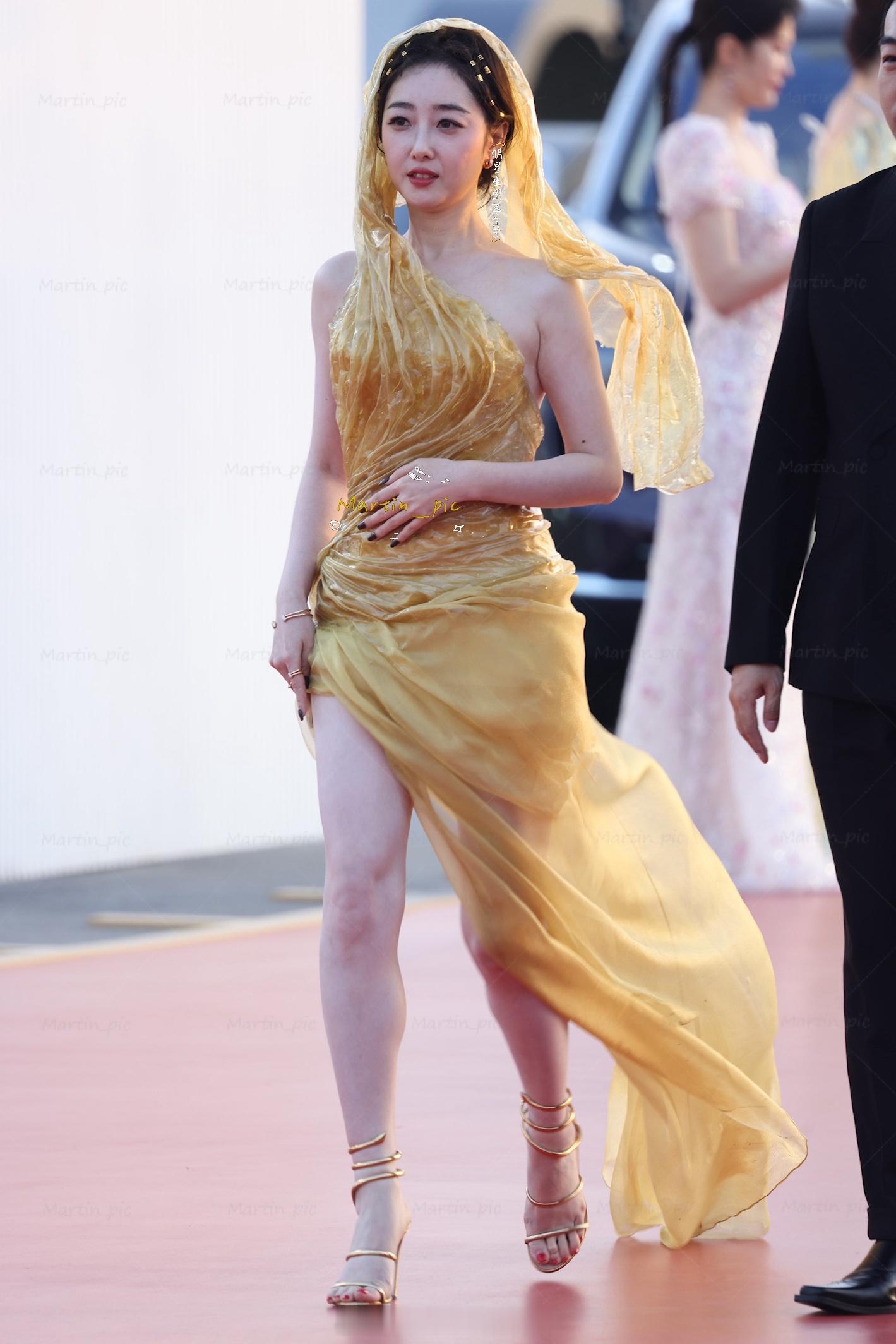 蒋梦婕金鸡奖红毯生图闪闪发光的蒋梦婕，今天好有异域风情